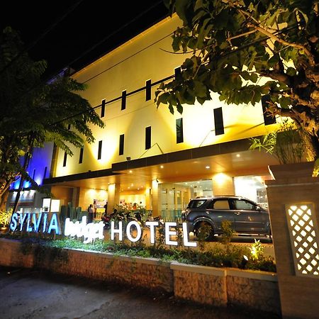Sylvia Hotel Budget Kupang  Exterior foto