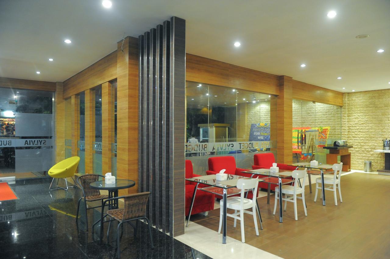 Sylvia Hotel Budget Kupang  Exterior foto