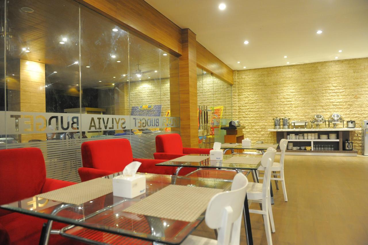 Sylvia Hotel Budget Kupang  Exterior foto