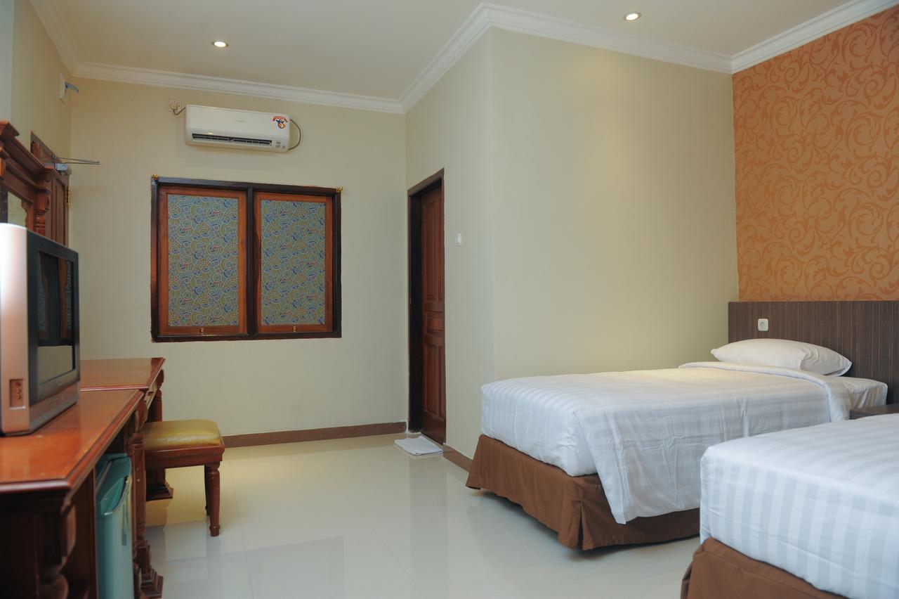 Sylvia Hotel Budget Kupang  Exterior foto