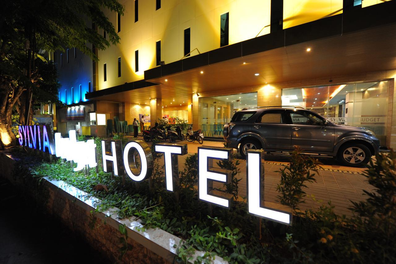 Sylvia Hotel Budget Kupang  Exterior foto