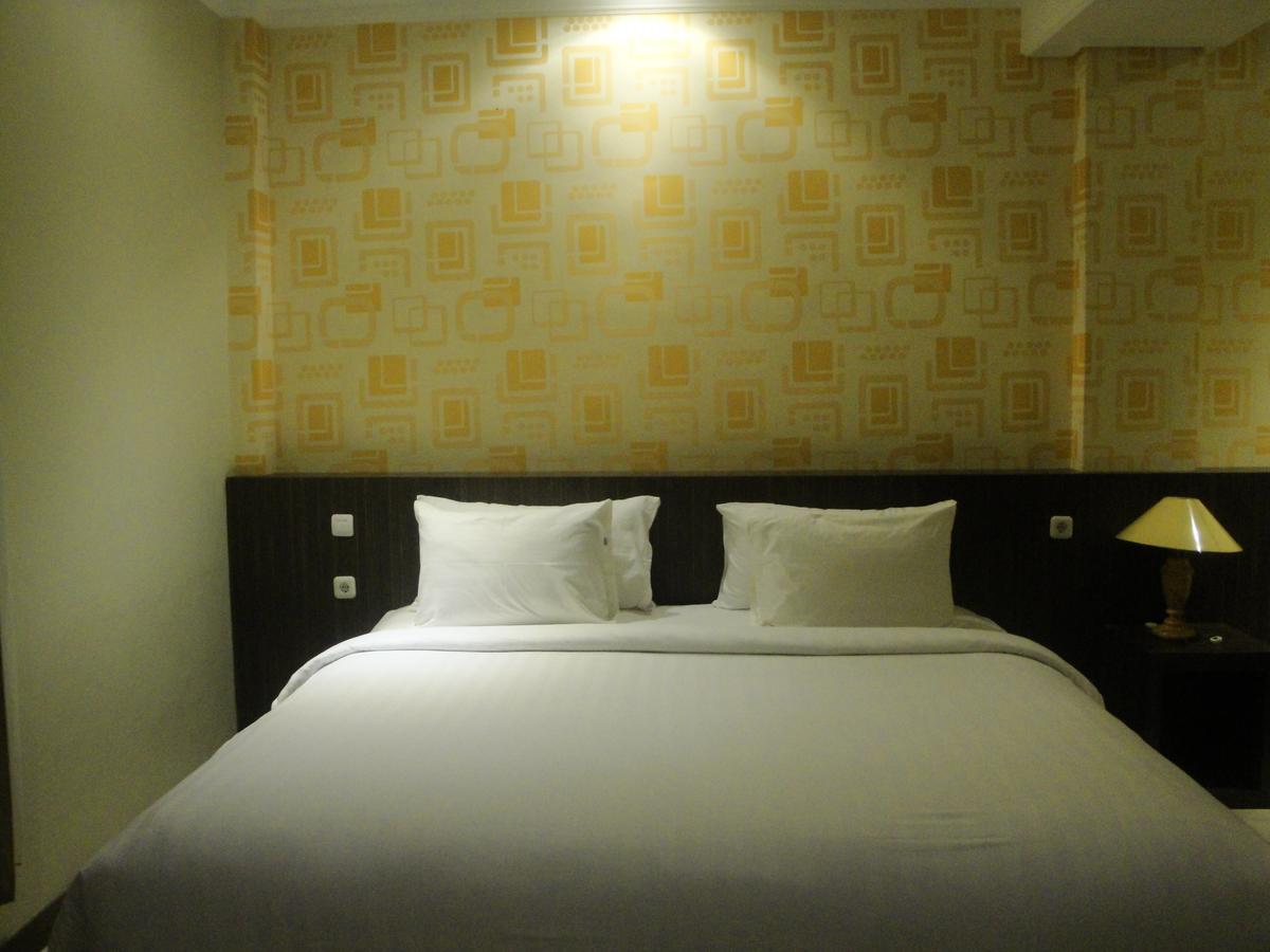 Sylvia Hotel Budget Kupang  Exterior foto