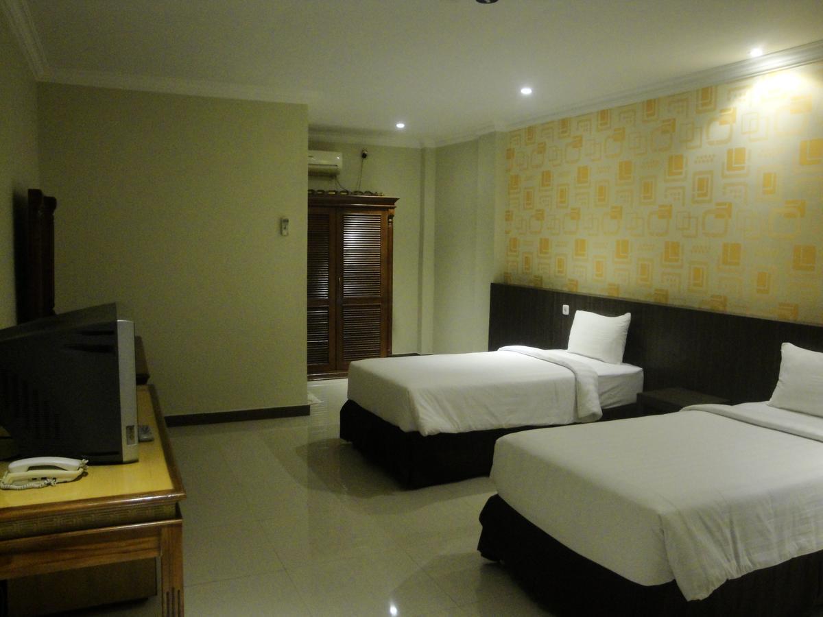 Sylvia Hotel Budget Kupang  Exterior foto