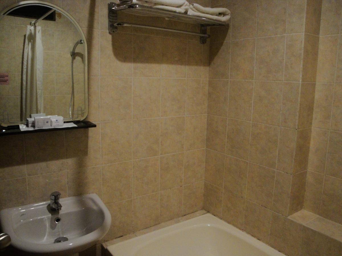 Sylvia Hotel Budget Kupang  Exterior foto